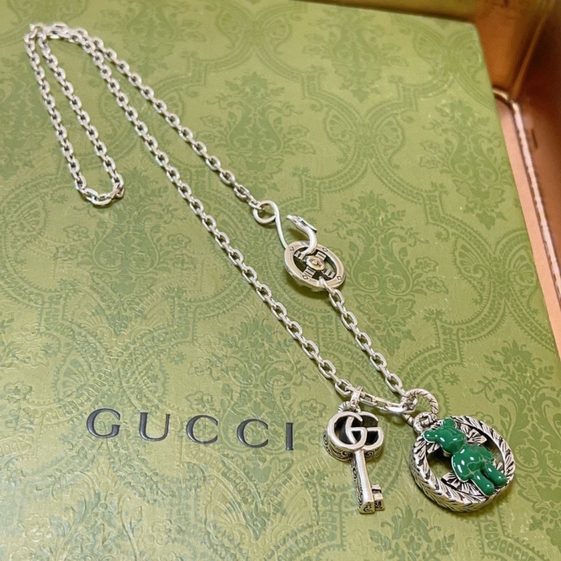 G*u*i necklaces